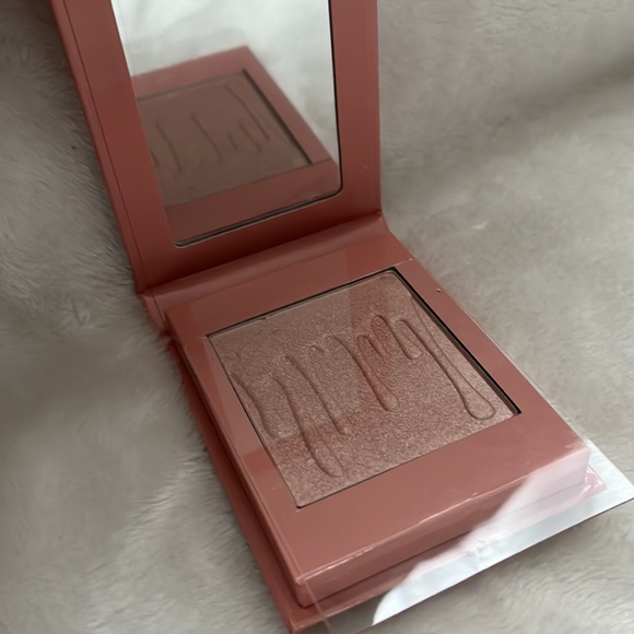 BNIB 💯% Authentic Kylie by Kylie Jenner Pressed Illuminating Powder - Picture 8 of 8